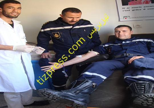 رجال الوقاية المدنية بتيزنيت يتبرعون بالدم (صور خاصة) رجال الوقاية المدنية بتيزنيت يتبرعون بالدم (صور خاصة)